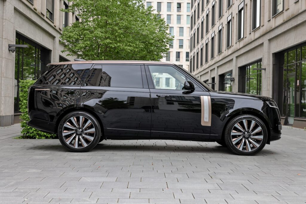 Range Rover SV Side