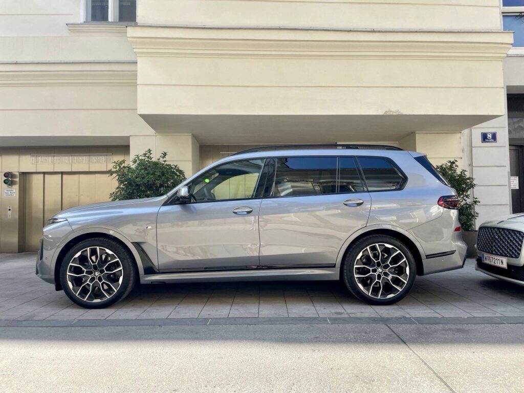 BMWX7 Silver Side