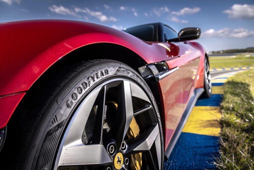 Ferrari 12 Cilindri Side Red